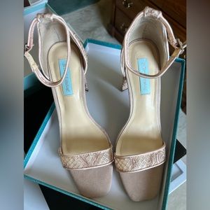 NWT women’s dressy sandal, strap, high heel, lace, creamy beige , sz 9.5, classy